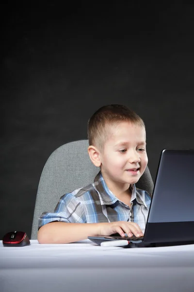 Dator beroende barn med laptop notebook — Stockfoto