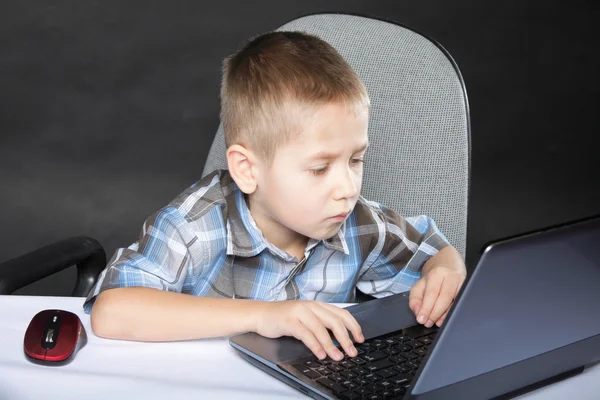 Adicción a la computadora niño con portátil portátil — Foto de Stock