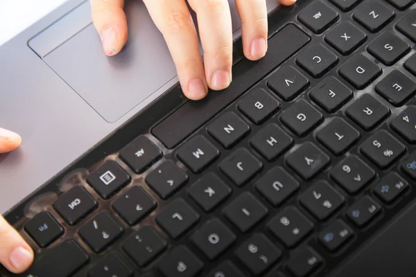 Pojkens hand att skriva på laptop tangentbord — Stockfoto