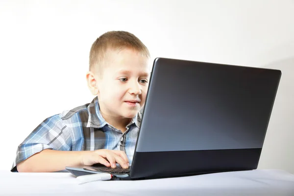 Criança viciada em computadores com notebook para laptop — Fotografia de Stock