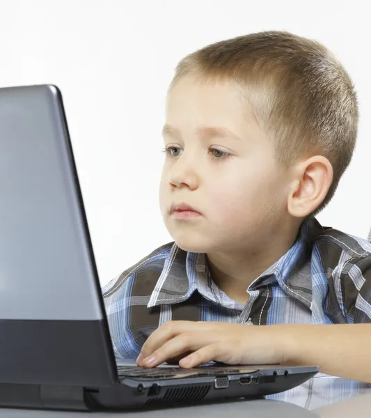 Adicción a la computadora niño con portátil portátil — Foto de Stock