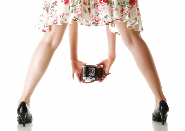 Жіночі ноги і старовинна камера — стокове фото
