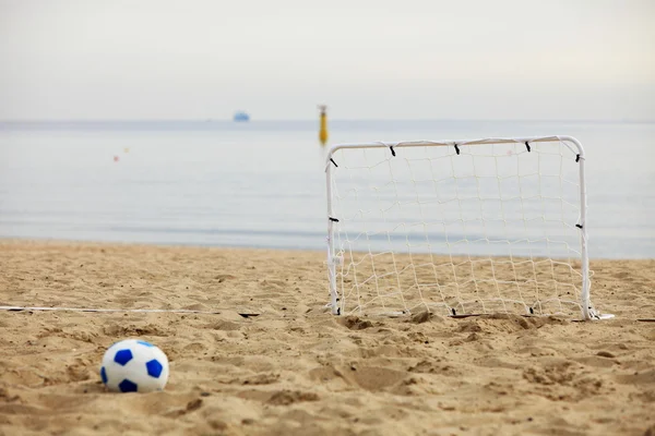 Porte et ballon de football, football de plage — Photo