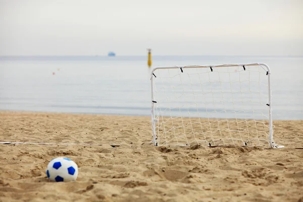 Puerta de fútbol y pelota, fútbol de playa —  Fotos de Stock