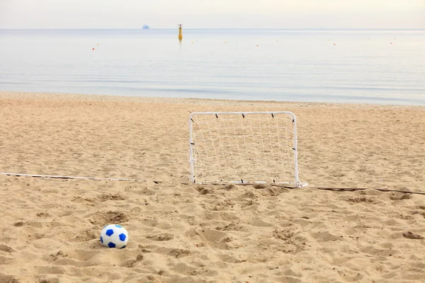 Puerta de fútbol y pelota, fútbol de playa — Foto de Stock