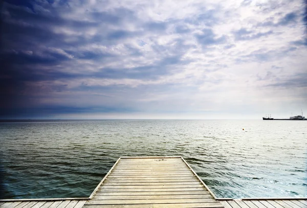 Old wooden pier at the sea — Stock Photo, Image