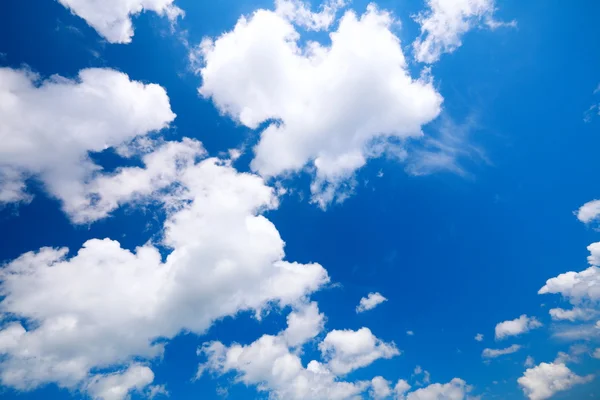 Ciel bleu avec nuages — Photo