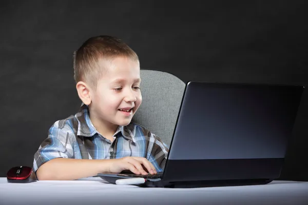 Criança viciada em computadores com notebook para laptop — Fotografia de Stock