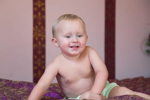 Boldog kis baby boy szórakozni az ágyban — Stock Fotó