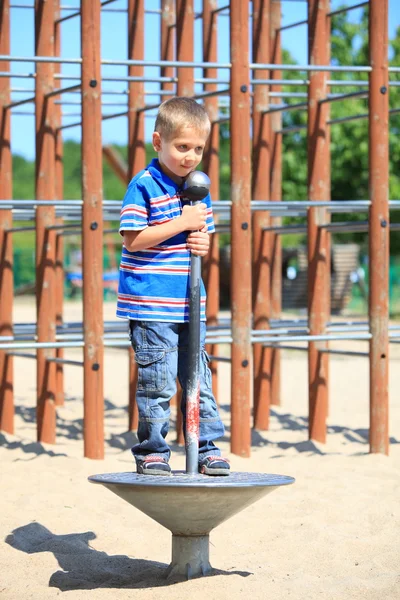 Мальчик или ребенок играет на детской площадке — стоковое фото