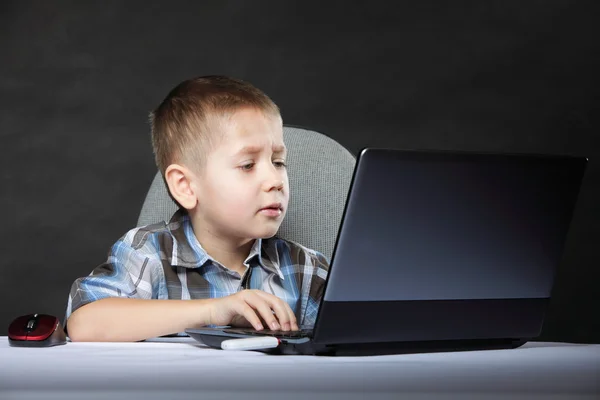 Criança viciada em computadores com notebook para laptop — Fotografia de Stock