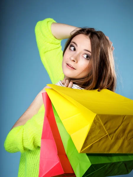 Jovem mulher com papel multi colorido saco de compras — Fotografia de Stock