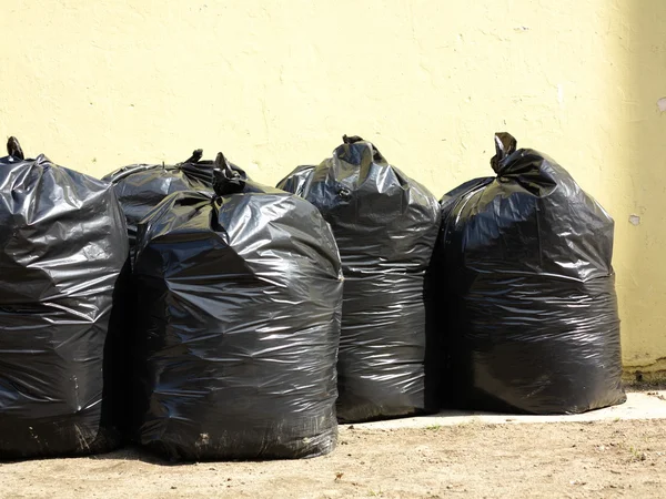 Куча черных мешков для мусора — стоковое фото