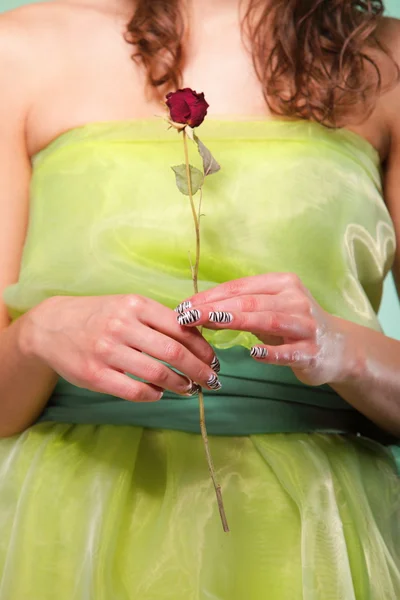 Hermoso retrato de mujer de primavera. concepto verde —  Fotos de Stock