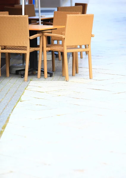 Venkovní restaurace café židle s tabulkou — Stock fotografie