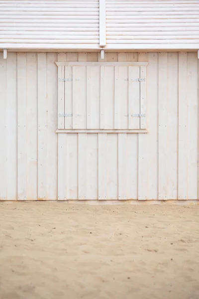 Witte houten gebouw muur op strand — Stockfoto