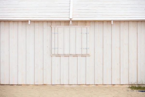 Witte houten gebouw muur op strand — Stockfoto