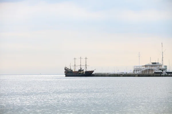Pirate ship on the water of Baltic Sea — Stock Photo, Image