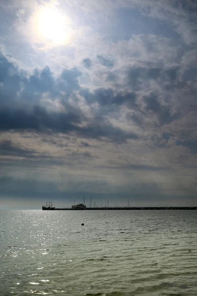 Σύννεφο γαλάζιο ουρανό πάνω από μια επιφάνεια της θάλασσας — Φωτογραφία Αρχείου