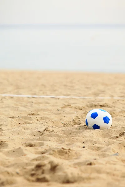 Puerta de fútbol y pelota, fútbol de playa — Foto de Stock