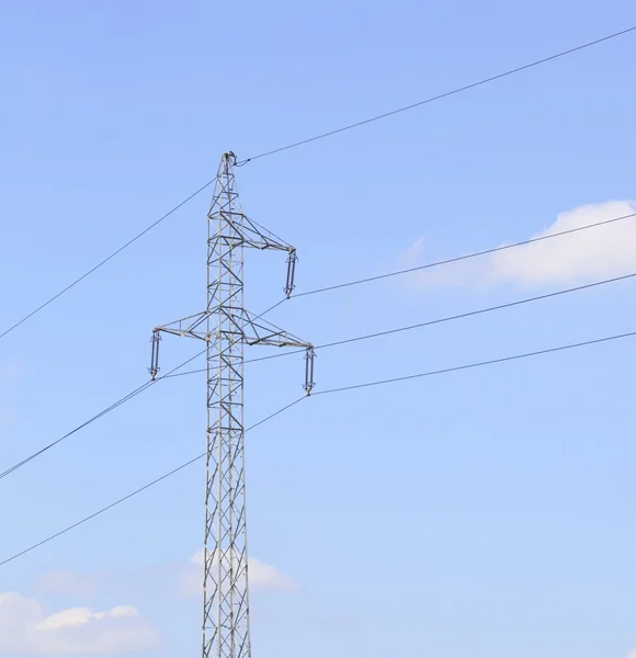 Hoog-voltage draad toren elektriciteit pylonen — Stockfoto