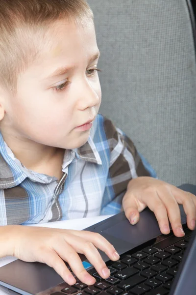 Παιδί εθισμός υπολογιστών με το lap-top σημειωματάριων — Φωτογραφία Αρχείου