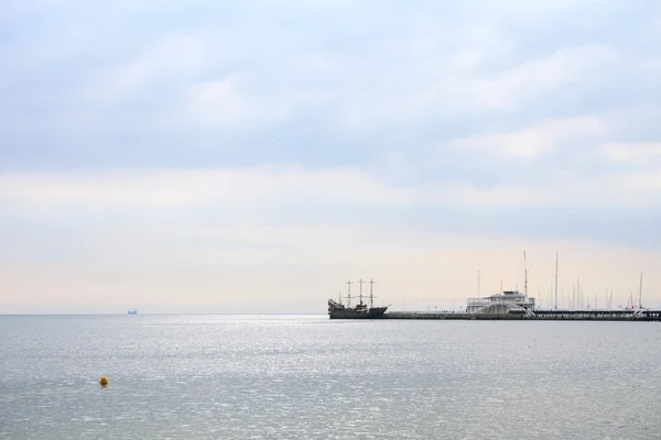 Kapal bajak laut di air Laut Baltik — Stok Foto