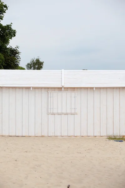 ビーチで白い木製の建物の壁 — ストック写真