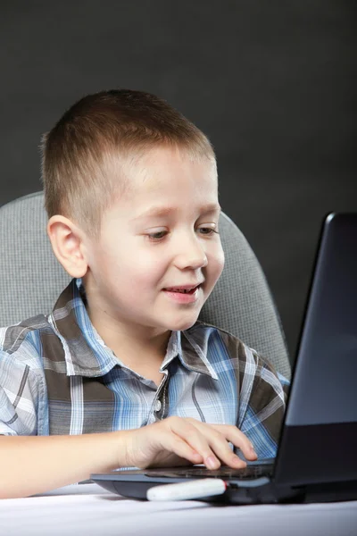 Addiction à l'ordinateur enfant avec ordinateur portable portable portable — Photo