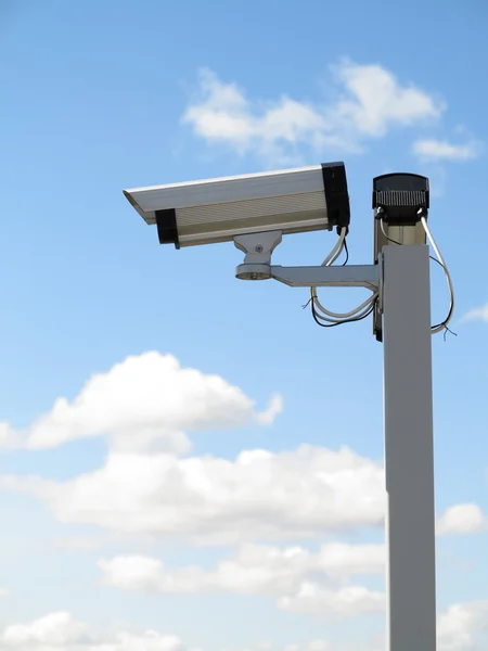 Säkerhet kameran cctv över blå himmel — Stockfoto