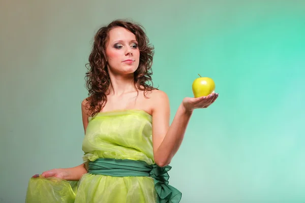 Belle femme de printemps avec pomme. Concept vert — Photo