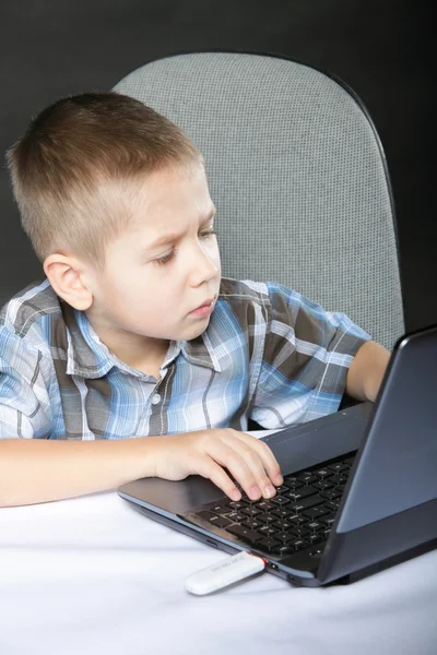 Adicción a la computadora niño con portátil portátil — Foto de Stock