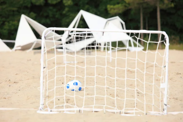 Puerta de fútbol y pelota, fútbol de playa — Foto de Stock