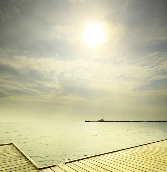 Eski ahşap iskelesi deniz gündoğumu veya günbatımı ' — Stok fotoğraf