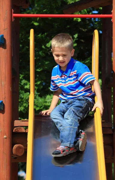 Bambino nel parco giochi, bambino in azione che gioca — Foto Stock