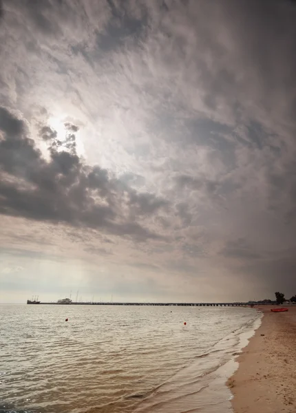 Cloudy blue sky above a surface of the sea — Stock Photo, Image