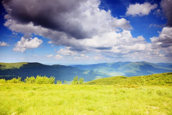 Dağ tepeleri manzarası Bieszczady Polonya — Stok fotoğraf