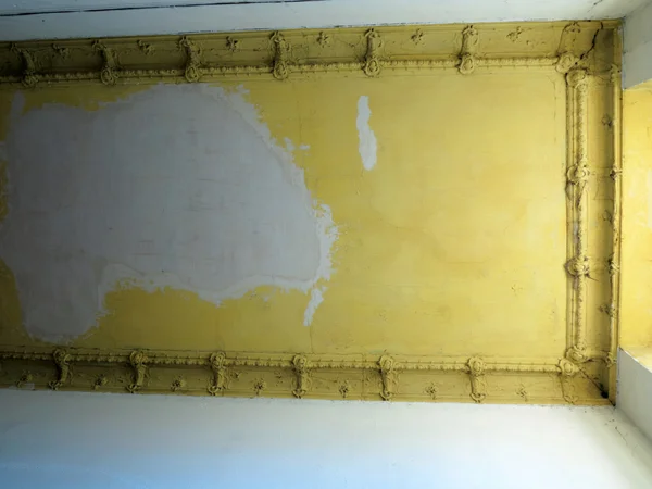 Beschadigd plafond in een oud verlaten huis — Stockfoto
