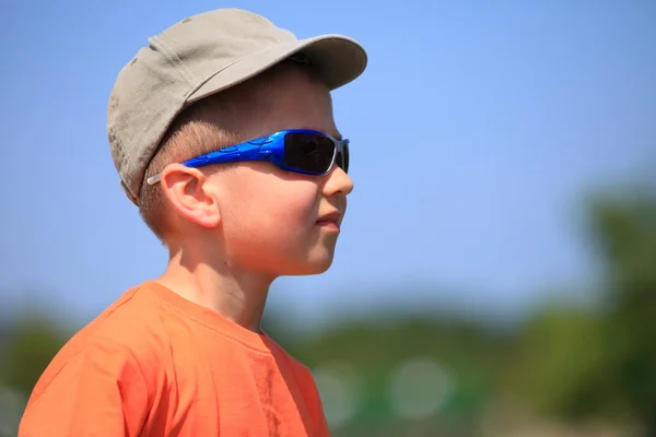 孩子戴太阳镜和帽户外 — 图库照片