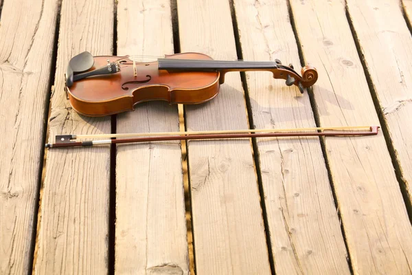 木製の桟橋のバイオリン。音楽のコンセプト — ストック写真