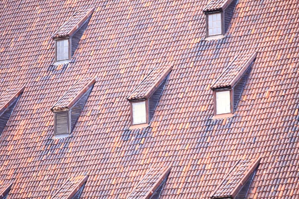Okna a střecha podkroví — 图库照片