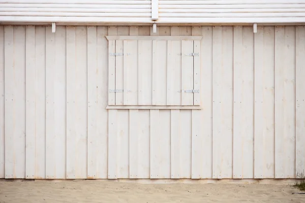 Белая деревянная стена на пляже — стоковое фото
