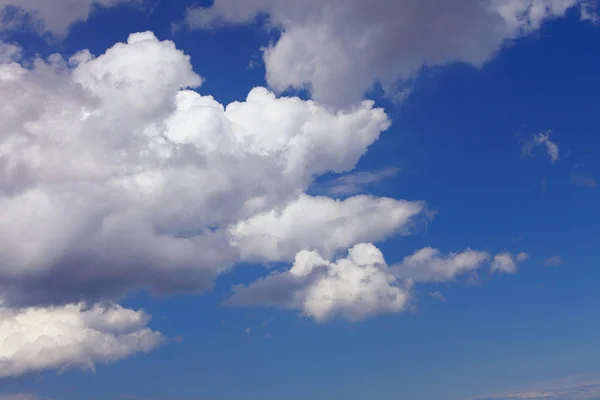 Blå himmel med moln — Stockfoto