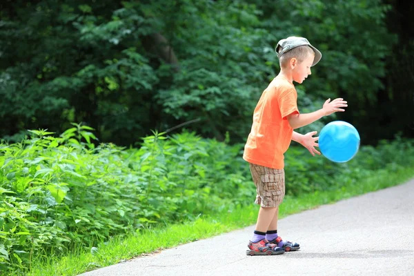 Menino brincando com bola no parque ao ar livre — Fotografia de Stock