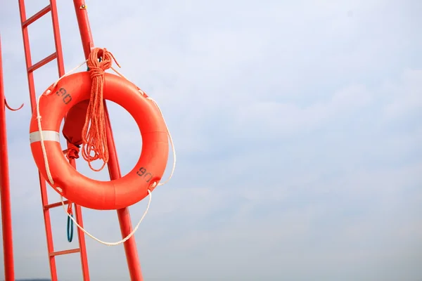 Спасательное оборудование спасателей оранжевый спасательный круг — стоковое фото