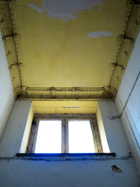 在一个废弃的老房子里被毁的天花板 — 图库照片