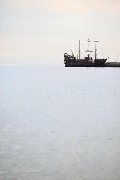 Pirate ship on the water of Baltic Sea — Stock Photo, Image