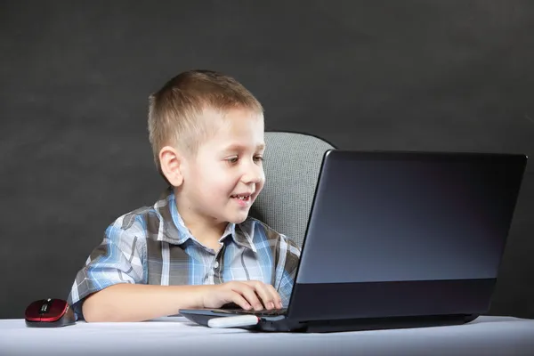 Criança viciada em computadores com notebook para laptop — Fotografia de Stock