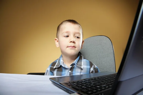 Komputer uzależnienie dziecka z laptopa notebooka — Zdjęcie stockowe
