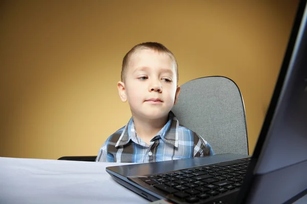 Adicción a la computadora niño con portátil portátil —  Fotos de Stock